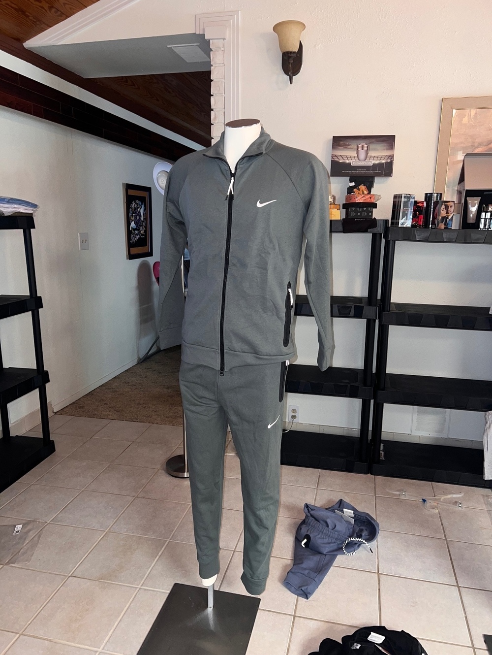 Men’s Nike tech jogger pants and jacket set small